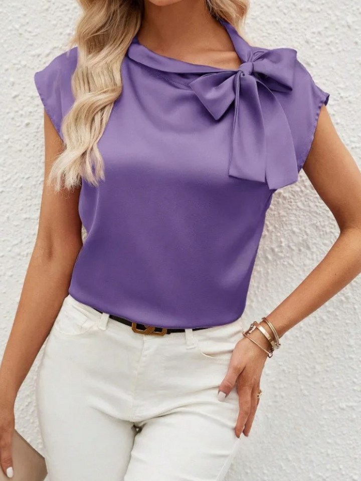 Chloé | Blouse Femme Satin Bleue Col Lavallière Manches Courtes