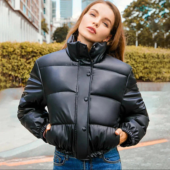 Léa | Doudoune Courte Simili Cuir à Capuche Femme