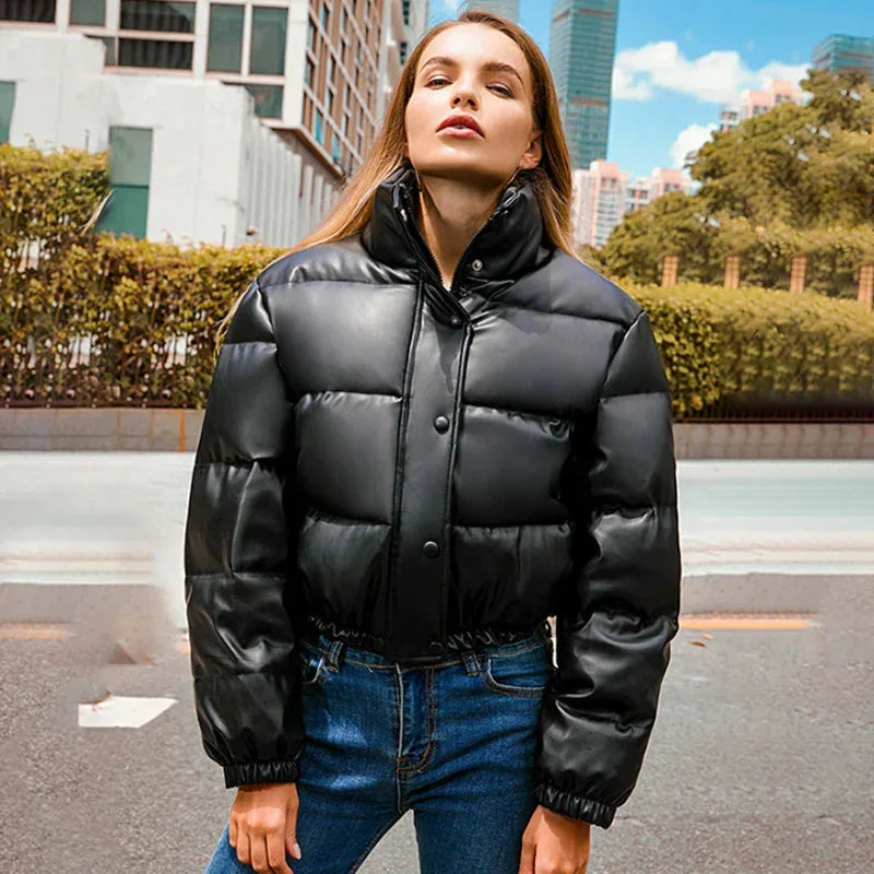 Léa | Doudoune Courte Simili Cuir à Capuche Femme