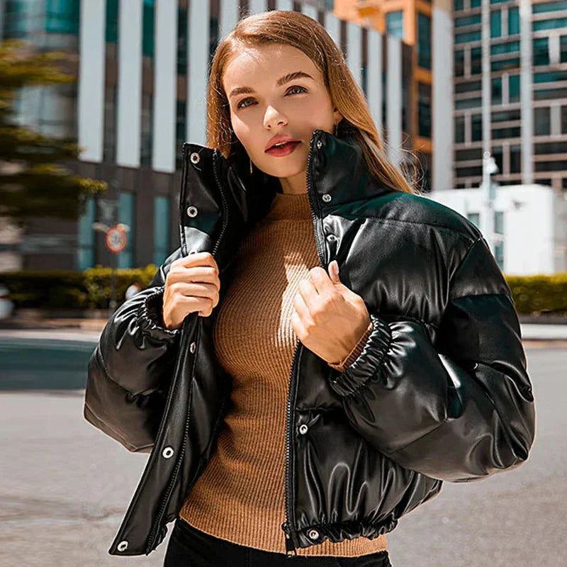 Léa | Doudoune Courte Simili Cuir à Capuche Femme