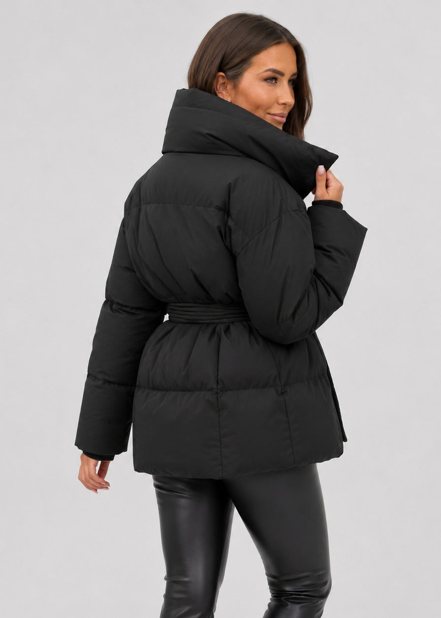 Clémence | Doudoune Femme Noire à Taille Ceinturée Col Surdimensionné