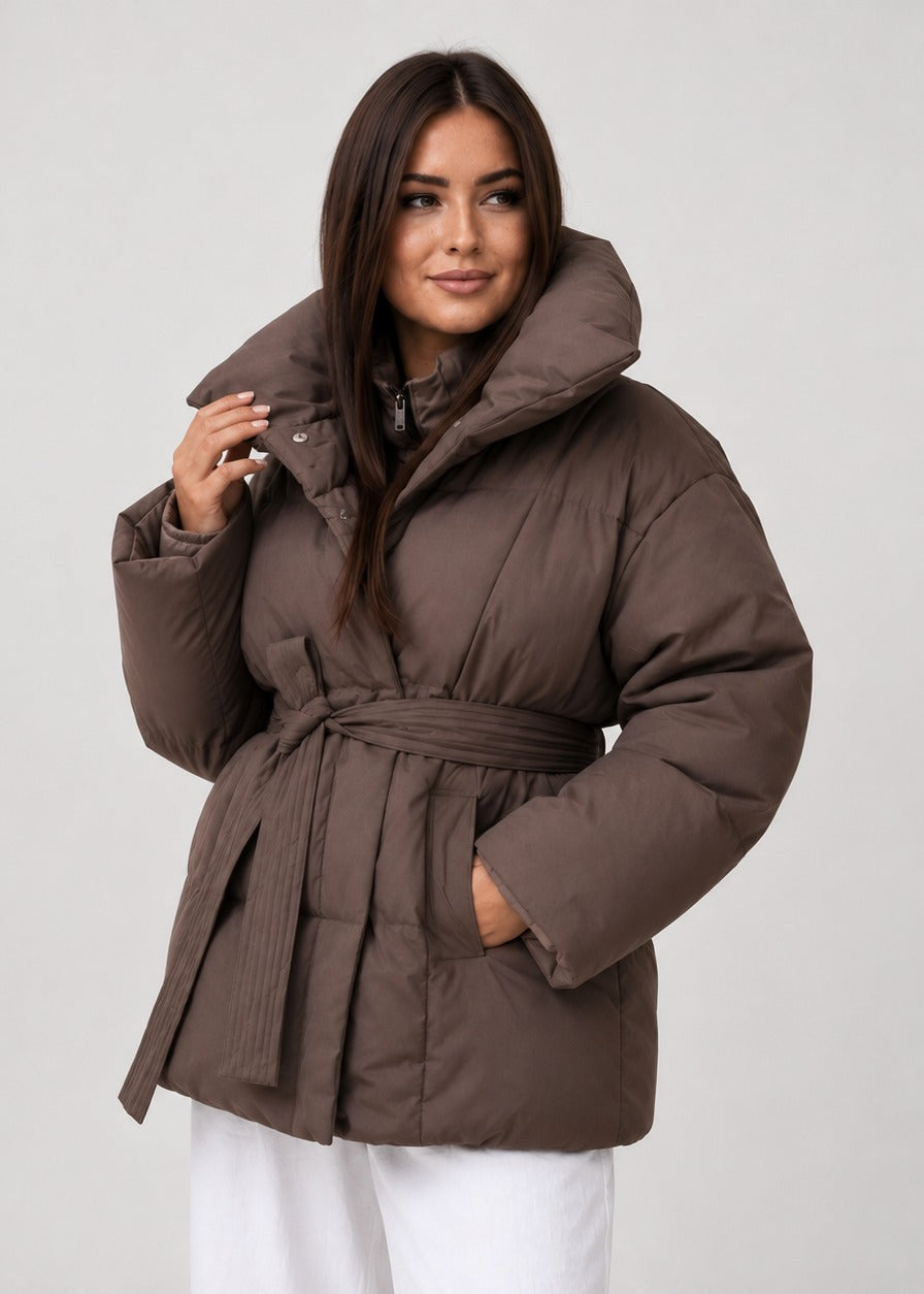 Clémence | Doudoune Femme Noire à Taille Ceinturée Col Surdimensionné