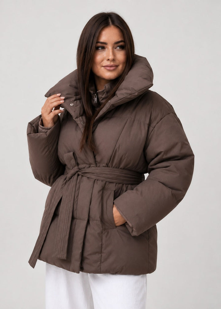 Clémence | Doudoune Femme Noire à Taille Ceinturée Col Surdimensionné