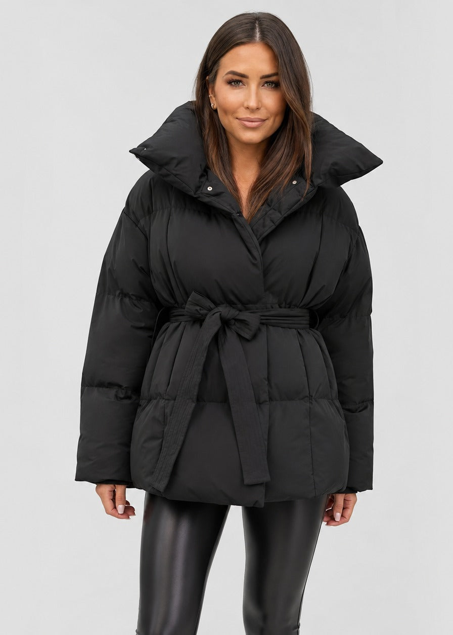 Clémence | Doudoune Femme Noire à Taille Ceinturée Col Surdimensionné